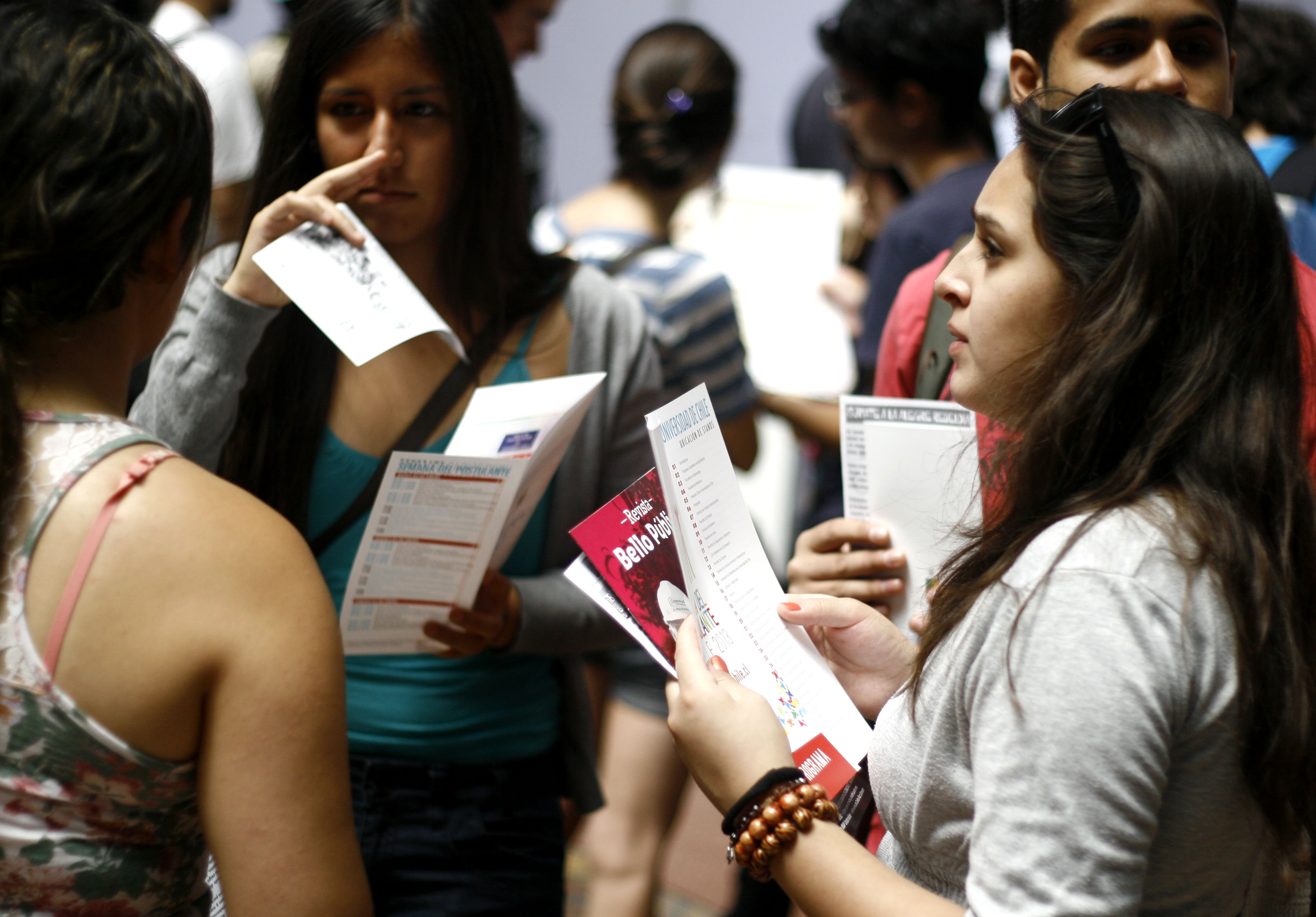 03 de Enero de 2013/SANTIAGO
Un grupo de jóvenes conversa, durante el proceso de admisión y postulación a las carreras que imparte la Universidad de Chile en la feria del postulante en la casa central.
FOTO: FRANCISCO CASTILLO D./AGENCIAU3 de Enero de 2013/SANTIAGO
, durante el proceso de admision y postulacion a las carreras que imparte la Universidad de Chile en la feria del postulante en la casa central.
FOTO: FRANCISCO CASTILLO/AGENCIAUNO