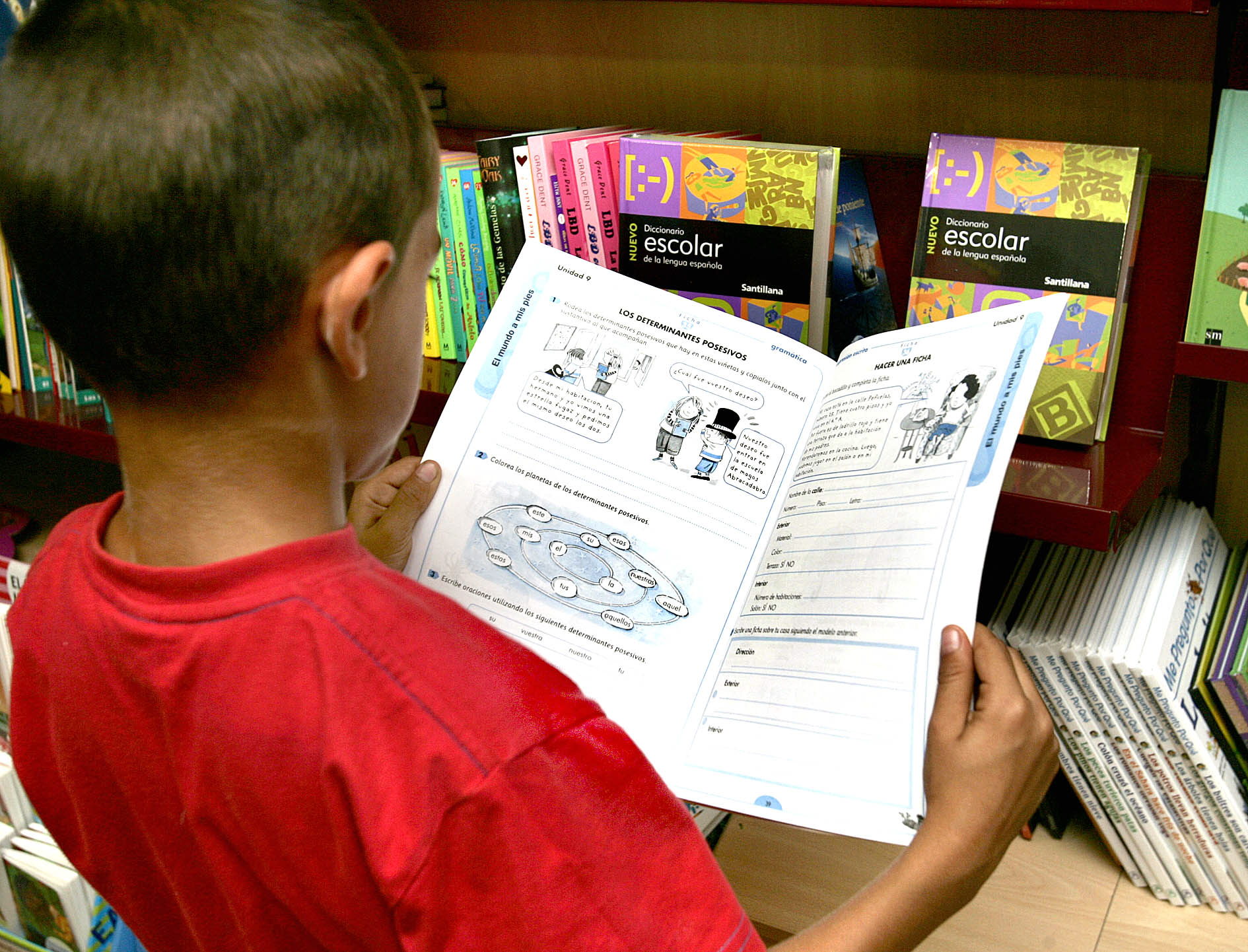 Niños de primaria con libros por las ayudas que dara el ayuntamiento para material escolar a familias con pocos recursos economicos./ Miranda de Ebro./ Avelino Gómez.