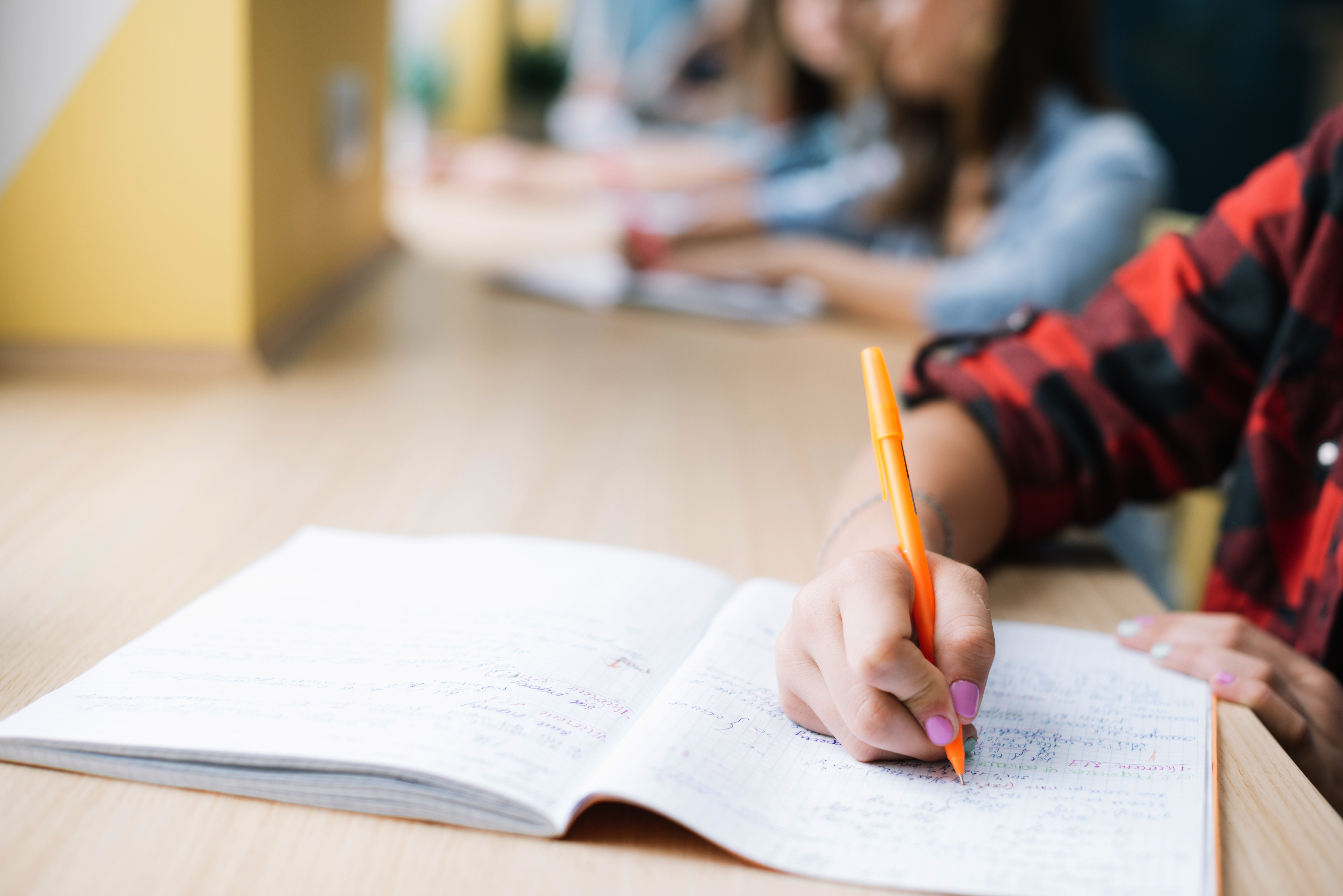 estudiante-anonimo-tomando-notas